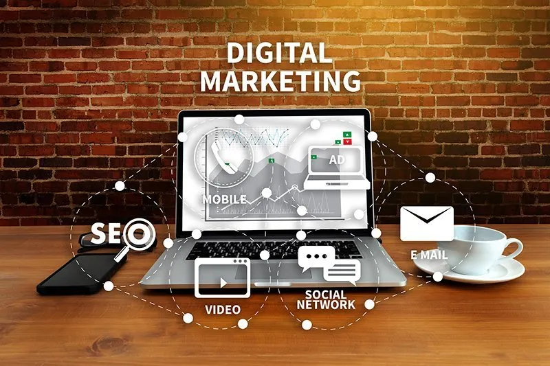 Infografica che mostra i canali del marketing digitale e il loro ruolo nel funnel